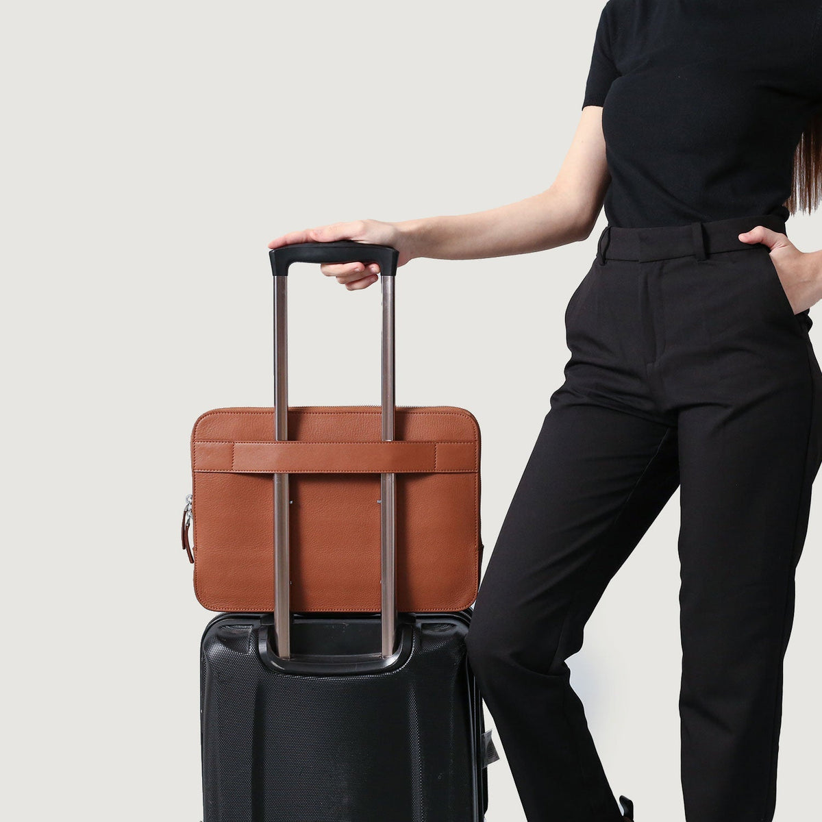 
Passform-Perspektive von The Baxter Brown Leather Laptop Sleeve For Men & Women am Model - Natürlicher Faltenwurf im Tageslicht