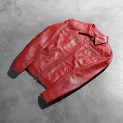 
Passform-Perspektive von Tomachi Red Leather Jacket am Model - Natürlicher Faltenwurf im Tageslicht