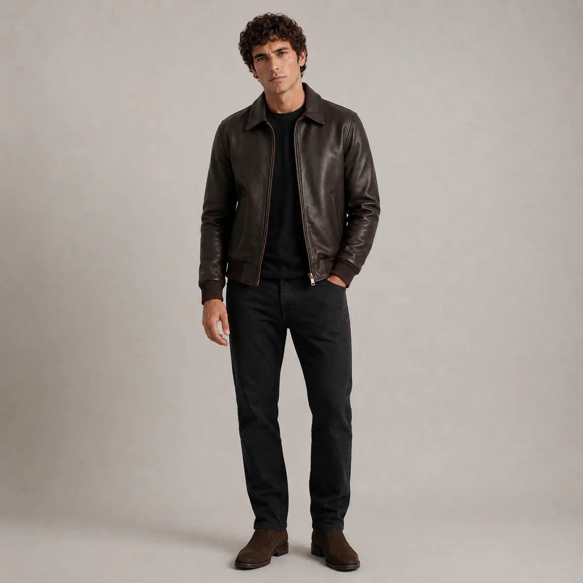 
Dunkelbraun Sheepskin Leder-Bomberjacke für Herren - Seitenansicht mit ergonomischem Ärmelschnitt & sportlicher Passform