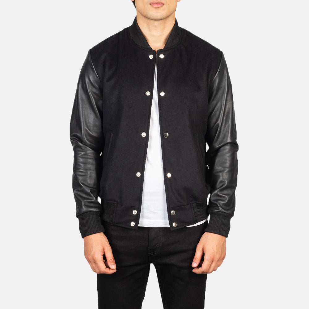 Men's Vaxton Schwarz Hybrid Varsity Lederjacke für Herren in Black Sheepskin Leather - Vorderansicht &amp; maßgeschneiderte Silhouette | Online Kaufen