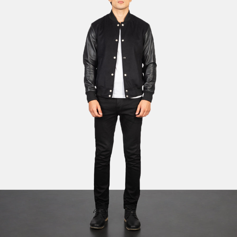 Men's Vaxton Schwarz Hybrid Varsity Lederjacke für Herren - Seitenansicht mit ergonomischem Ärmelschnitt