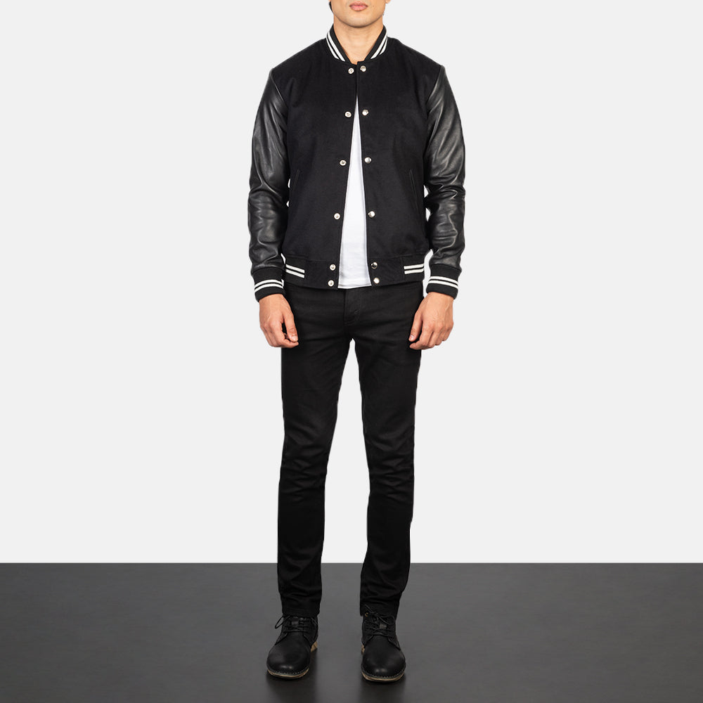 Men's Vaxton Schwarz Striped Hybrid Varsity Lederjacke für Herren - Seitenansicht mit ergonomischem Ärmelschnitt