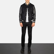 Men's Vaxton Schwarz Striped Hybrid Varsity Lederjacke für Herren - Seitenansicht mit ergonomischem Ärmelschnitt