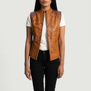 
Westina Hellbraun Dye Lederweste für Damen - Seitenansicht mit ergonomischem Ärmelschnitt & sportlicher Passform