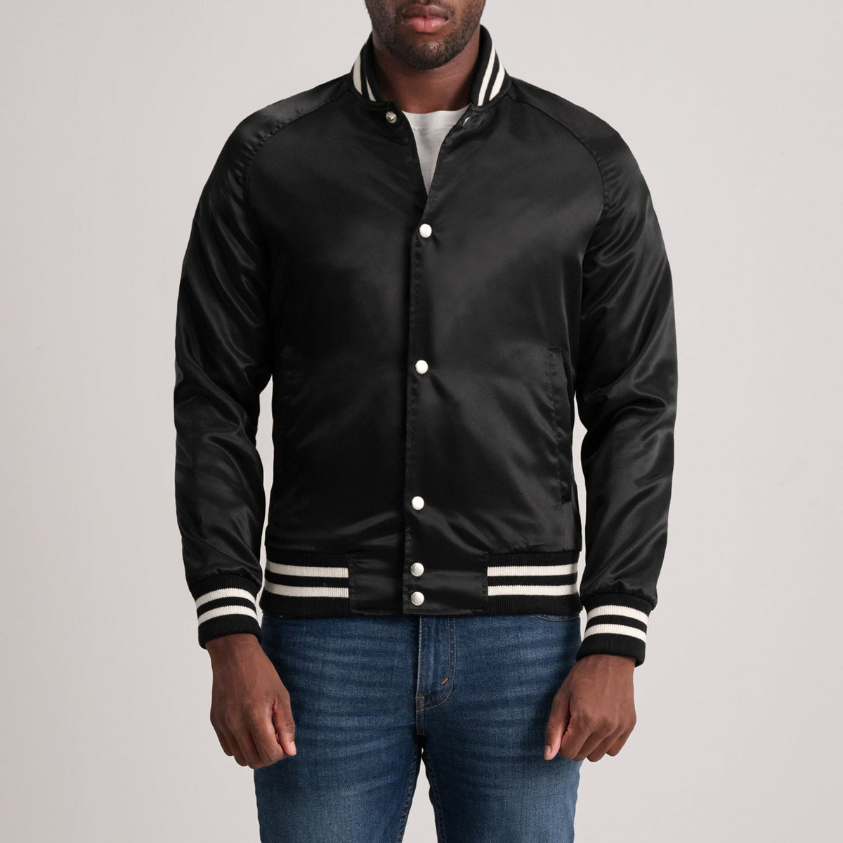 Xander Black Varsity Jacket in Black Satin - Vorderansicht &amp; maßgeschneiderte Silhouette | Online Kaufen