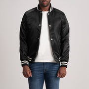 Xander Black Varsity Jacket - Seitenansicht mit ergonomischem Ärmelschnitt