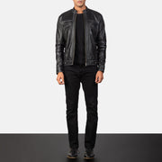 
Youngster Distressed Black Leather Jacket - Seitenansicht mit ergonomischem Ärmelschnitt & sportlicher Passform