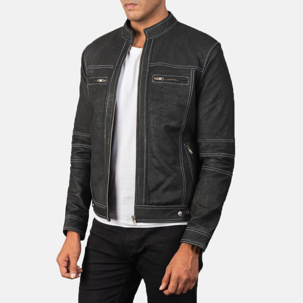 
Passform-Perspektive von Youngster Distressed Black Leather Jacket am Model - Natürlicher Faltenwurf im Tageslicht