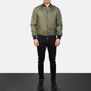 Men's Zack Grün Leder-Bomberjacke für Herren - Seitenansicht mit ergonomischem Ärmelschnitt