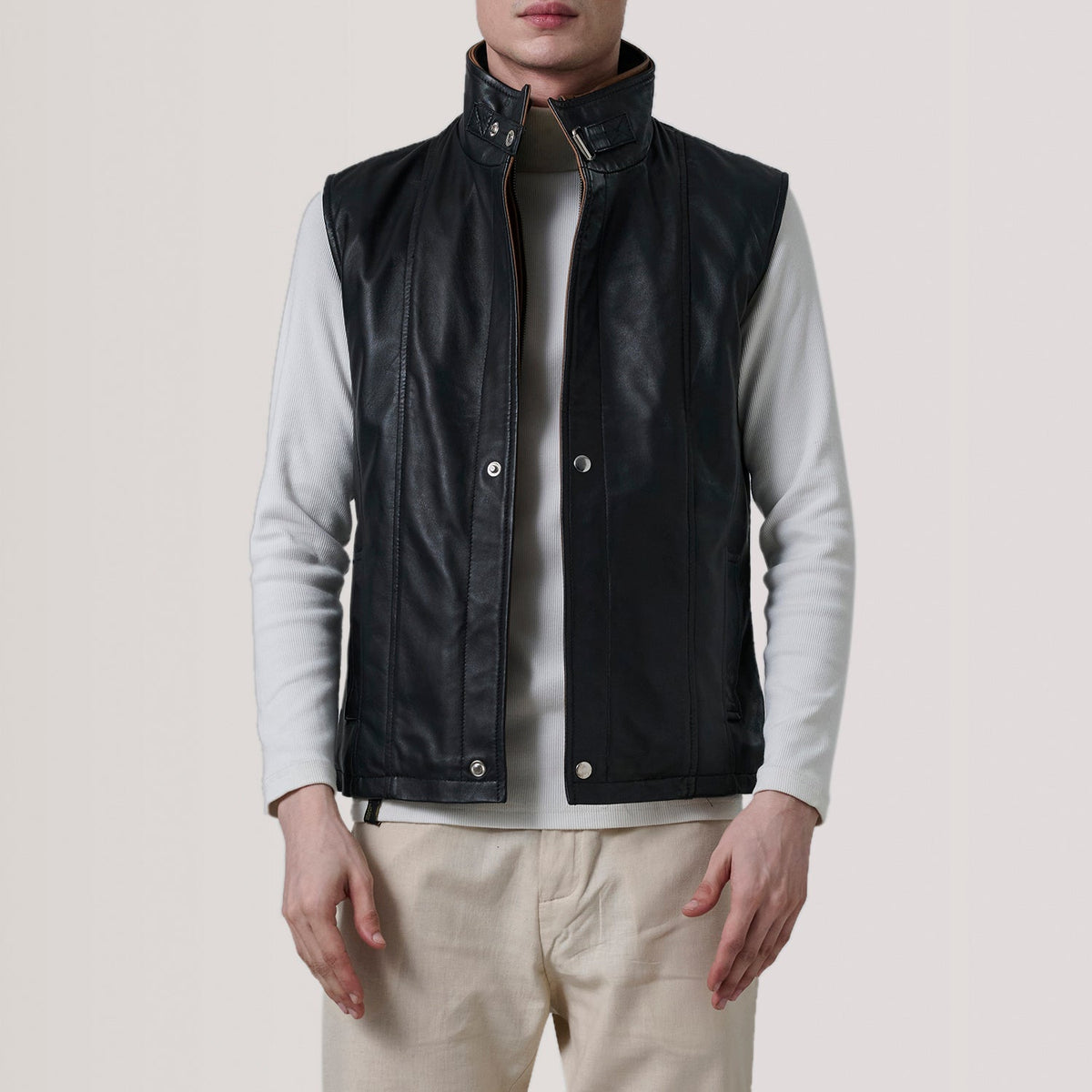 
Zane Grey Suede Vest For Men in Grey Goatskin Suede - Vorderansicht & maßgeschneiderte Silhouette | Online Kaufen