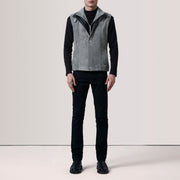 
Passform-Perspektive von Zane Grey Suede Vest For Men am Model - Natürlicher Faltenwurf im Tageslicht
